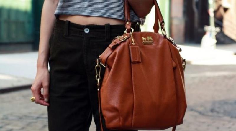 С чем носить коричневую сумку?